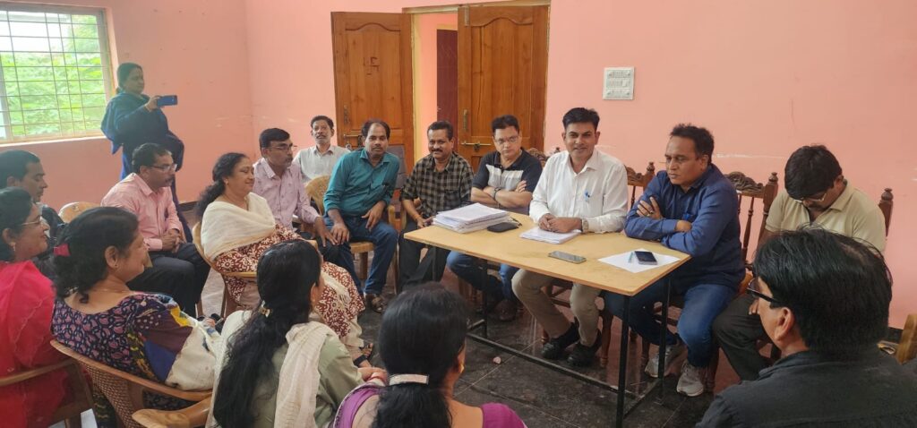 स्कूल शिक्षा विभाग में 3266 से अधिक रिक्त प्राचार्य पद पर पदोन्नति की माँग को लेकर "छत्तीसगढ़ राज्य प्राचार्य पदोन्नति संघर्ष मोर्चा" के द्वारा जगदलपुर में बस्तर संभागीय बैठक सफलतापूर्वक संपन्न हुई .. Kshiti Technologies स्कूल शिक्षा विभाग में 3266 से अधिक रिक्त प्राचार्य पद पर पदोन्नति की माँग को लेकर "छत्तीसगढ़ राज्य प्राचार्य पदोन्नति संघर्ष मोर्चा" के द्वारा जगदलपुर में बस्तर संभागीय बैठक सफलतापूर्वक संपन्न हुई .. Kshiti Technologies