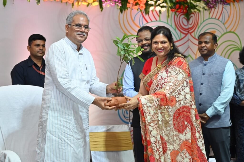 शासन की योजनाओं का धरातल पर क्रियान्वयन में आईएएस अधिकारियों की महती भूमिका- मुख्यमंत्री भूपेश बघेल.. Kshiti Technologies शासन की योजनाओं का धरातल पर क्रियान्वयन में आईएएस अधिकारियों की महती भूमिका- मुख्यमंत्री भूपेश बघेल.. Kshiti Technologies