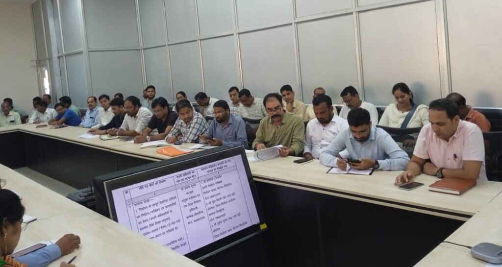 कलेक्टर डाॅ. फरिहा आलम सिद्दीकी ने आगामी विधानसभा चुनाव की तैयारी को लेकर बैठक ली .. Kshiti Technologies