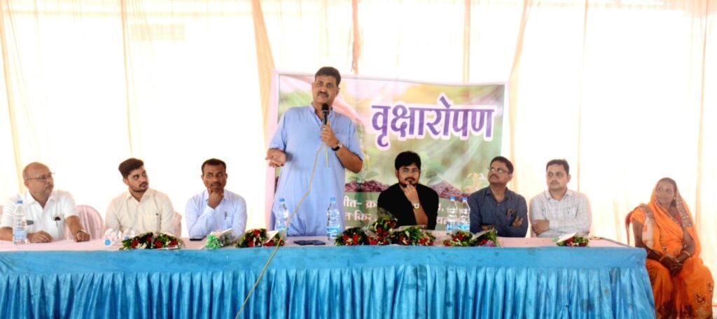 क्रेशर संघ अकलतरा द्वारा ग्राम किरारी में पौधरोपण कार्यक्रम का किया गया आयोजन .. Kshiti Technologies