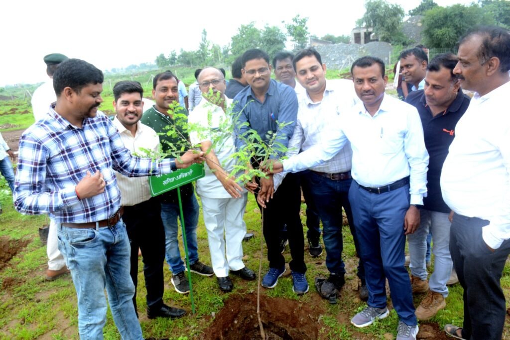 क्रेशर संघ अकलतरा द्वारा ग्राम किरारी में पौधरोपण कार्यक्रम का किया गया आयोजन .. Kshiti Technologies