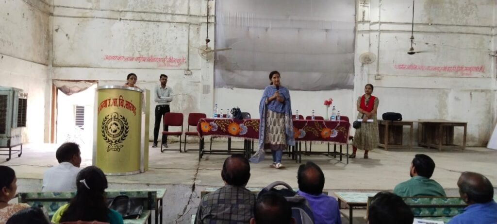 कलेक्टर डॉ. फरिहा आलम सिद्दीकी ने बच्चों के शिक्षा में सुधार हेतु स्कूलों को दिया निर्देश .. Kshiti Technologies