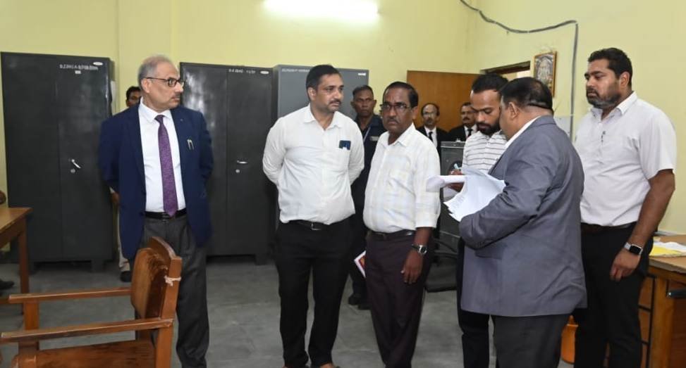 छत्तीसगढ़ उच्च न्यायालय के मुख्य न्यायाधिपति ने जांजगीर-चांपा न्यायालय परिसर का किया औचक निरीक्षण .. Kshiti Technologies छत्तीसगढ़ उच्च न्यायालय के मुख्य न्यायाधिपति ने जांजगीर-चांपा न्यायालय परिसर का किया औचक निरीक्षण .. Kshiti Technologies