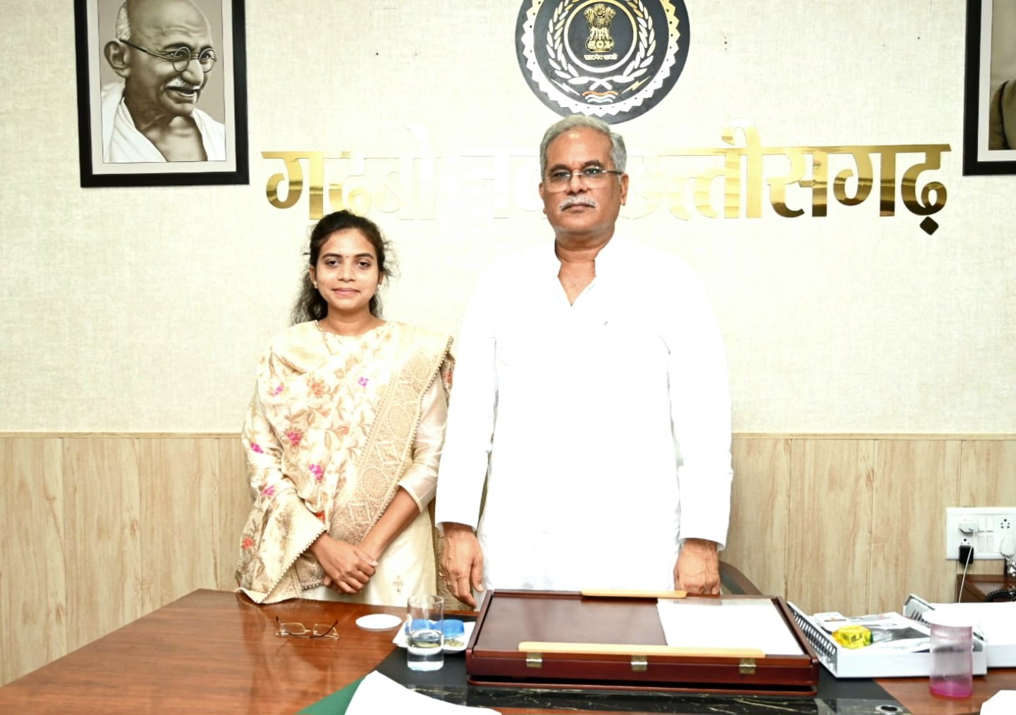 मुख्यमंत्री से राज्यगीत के रचयिता डॉ. नरेन्द्र वर्मा पर शोध करने वाली पहली शोधार्थी चन्दन बाला ने की सौजन्य मुलाकात .. Kshiti Technologies मुख्यमंत्री से राज्यगीत के रचयिता डॉ. नरेन्द्र वर्मा पर शोध करने वाली पहली शोधार्थी चन्दन बाला ने की सौजन्य मुलाकात .. Kshiti Technologies