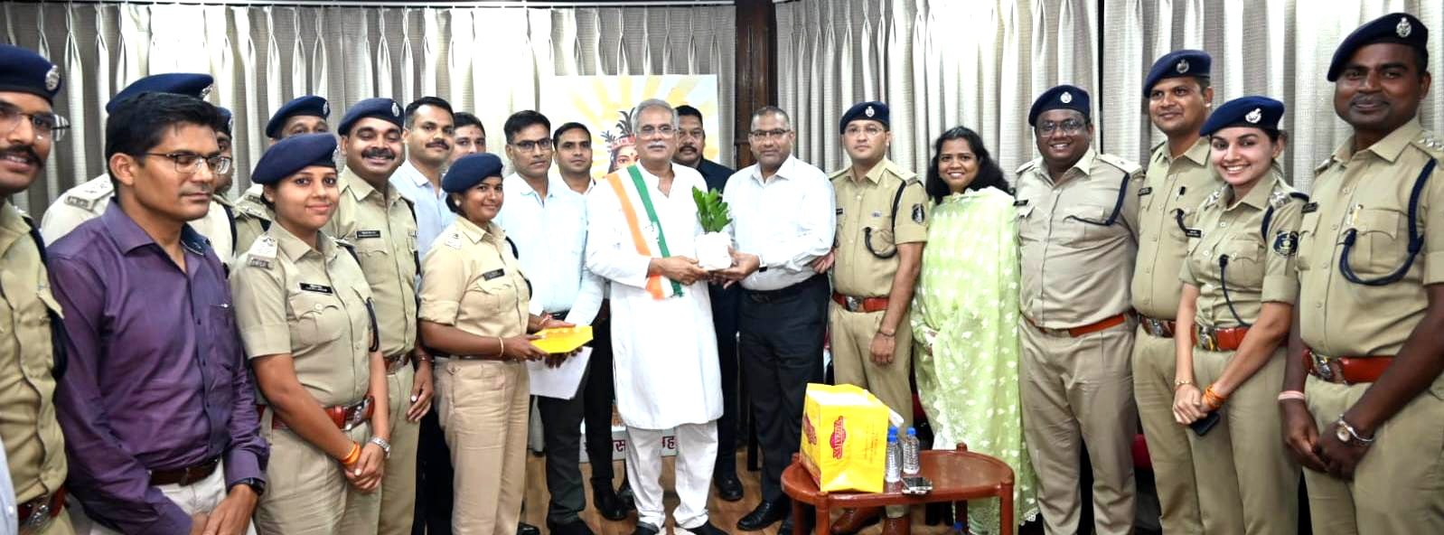 मुख्यमंत्री भूपेश बघेल से छत्तीसगढ़ स्टेट पुलिस ऑफिसर्स एसोसिएशन के सदस्यों ने की सौजन्य मुलाकात .. Kshiti Technologies