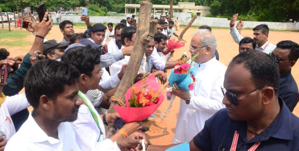 मुख्यमंत्री भूपेश बघेल का मुड़ापार हेलीपेड पर हुआ आगमन .. Kshiti Technologies