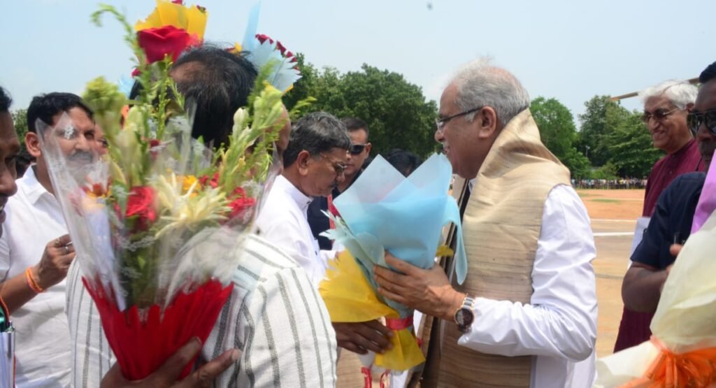 मुख्यमंत्री भूपेश बघेल का मुड़ापार हेलीपेड पर हुआ आगमन .. Kshiti Technologies