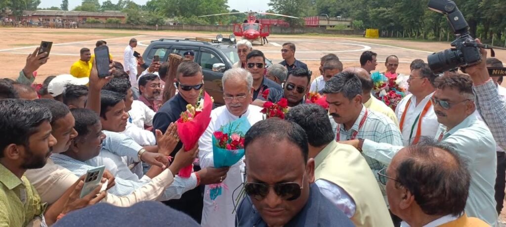 मुख्यमंत्री भूपेश बघेल का मुड़ापार हेलीपेड पर हुआ आगमन .. Kshiti Technologies