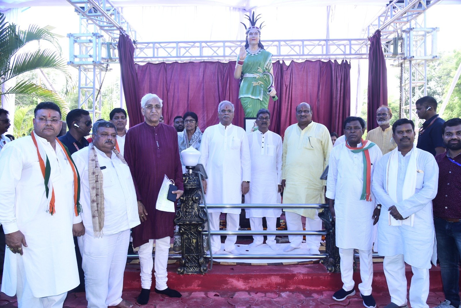 मुख्यमंत्री भूपेश बघेल एवं विधानसभा अध्यक्ष डॉ चरणदास महंत सहित प्रदेश के मंत्रियों की उपस्थिति में कोरबा के कलेक्ट्रेट परिसर में छत्तीसगढ़ महतारी की प्रतिमा का किया अनावरण .. Kshiti Technologies