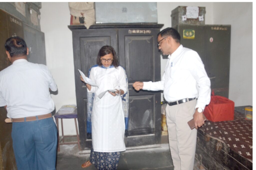 कलेक्टर ऋचा प्रकाश चौधरी ने किया जिला कोषालय का औचक निरीक्षण .. Kshiti Technologies कलेक्टर ऋचा प्रकाश चौधरी ने किया जिला कोषालय का औचक निरीक्षण .. Kshiti Technologies