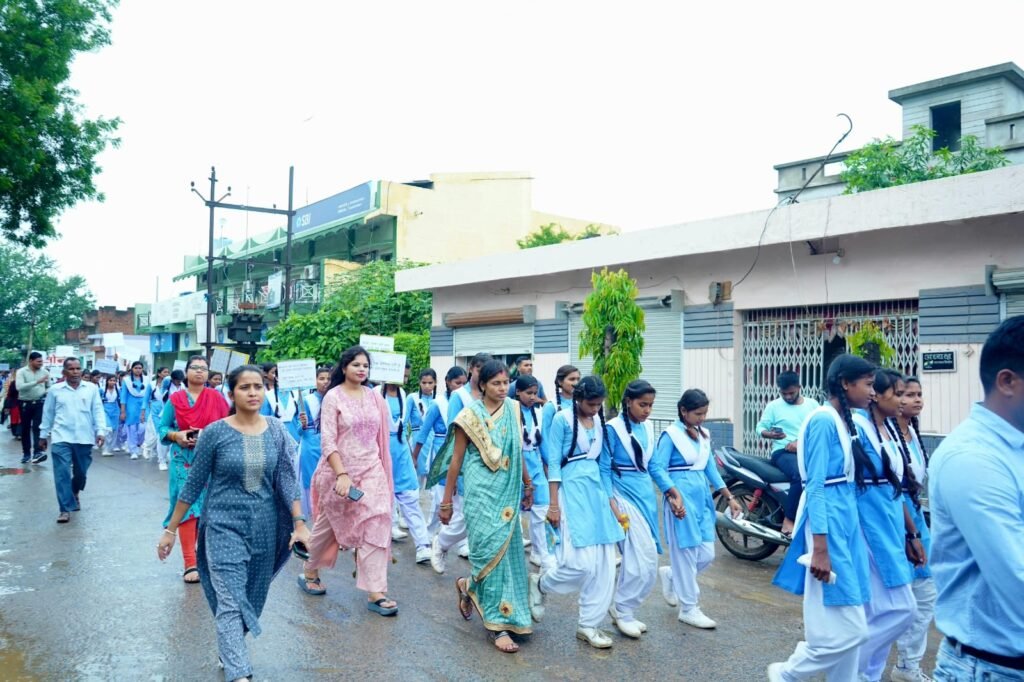 कलेक्टर डॉ फरिहा आलम सिद्दीकी के निर्देश पर मतदाता जागरूकता रैली निकाली, रैली मे गूंजा जन-जन का नारा है, मतदान अधिकार हमारा है .. Kshiti Technologies