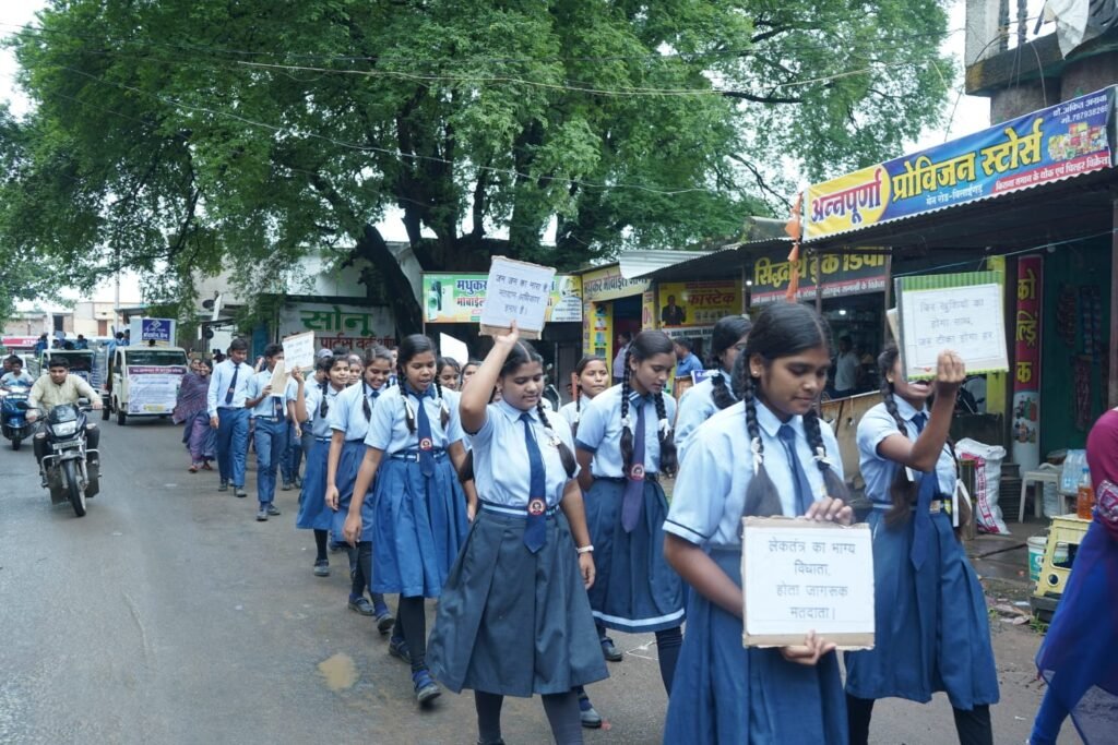 कलेक्टर डॉ फरिहा आलम सिद्दीकी के निर्देश पर मतदाता जागरूकता रैली निकाली, रैली मे गूंजा जन-जन का नारा है, मतदान अधिकार हमारा है .. Kshiti Technologies