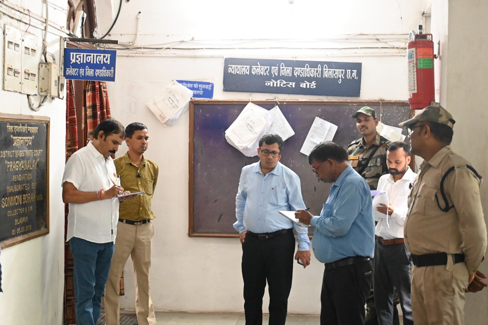 कलेक्टर ने किया विभिन्न शाखाओं का औचक निरीक्षण .. Kshiti Technologies कलेक्टर ने किया विभिन्न शाखाओं का औचक निरीक्षण .. Kshiti Technologies