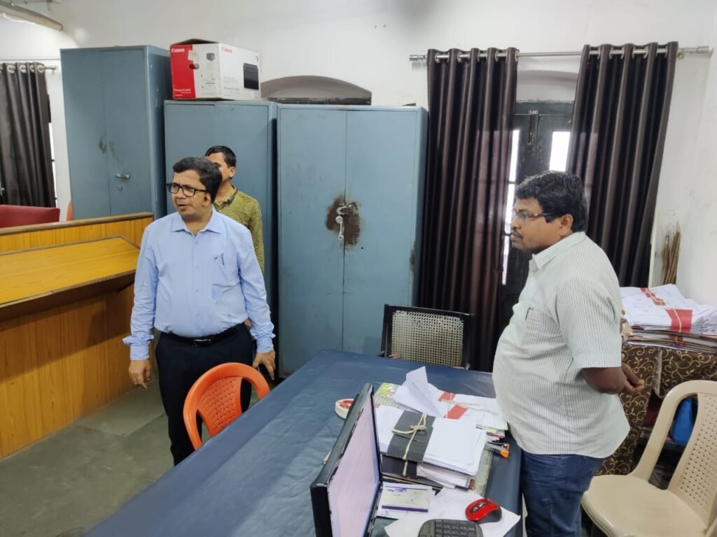 कलेक्टर ने किया विभिन्न शाखाओं का औचक निरीक्षण .. Kshiti Technologies कलेक्टर ने किया विभिन्न शाखाओं का औचक निरीक्षण .. Kshiti Technologies