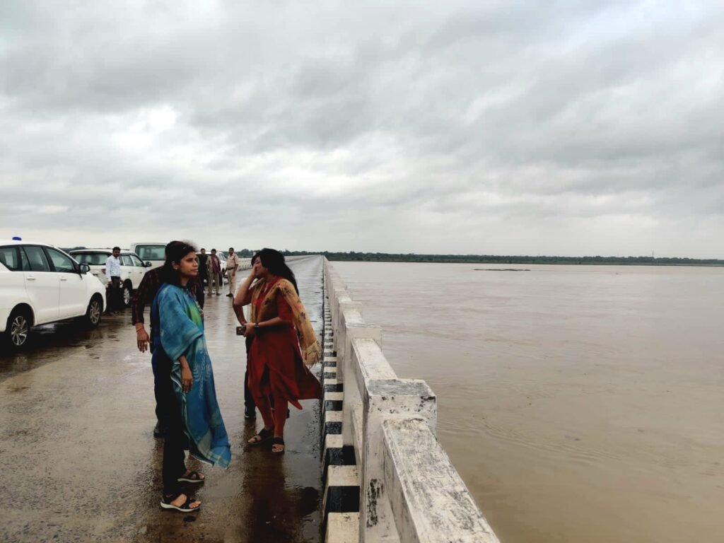 ग्राम गुड़ेली और साल्हेओना स्थित शासकीय विद्यालयों का कलेक्टर डॉ. फरिहा आलम सिद्दीकी ने किया निरीक्षण .. Kshiti Technologies