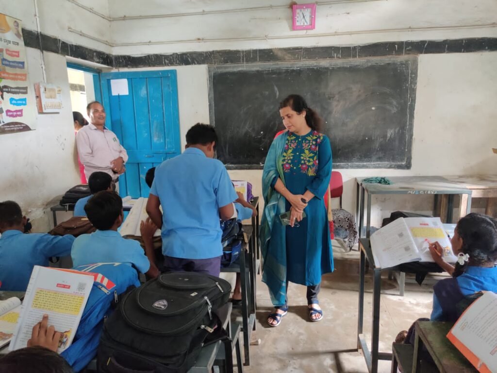 ग्राम गुड़ेली और साल्हेओना स्थित शासकीय विद्यालयों का कलेक्टर डॉ. फरिहा आलम सिद्दीकी ने किया निरीक्षण .. Kshiti Technologies