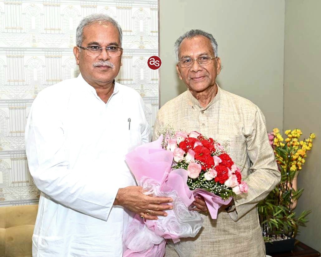 मुख्यमंत्री भूपेश बघेल ने आज गृहमंत्री ताम्रध्वज साहू के निवास पहुंचकर उन्हें जन्मदिन की बधाई व शुभकामनाएं दी .. Kshiti Technologies मुख्यमंत्री भूपेश बघेल ने आज गृहमंत्री ताम्रध्वज साहू के निवास पहुंचकर उन्हें जन्मदिन की बधाई व शुभकामनाएं दी .. Kshiti Technologies