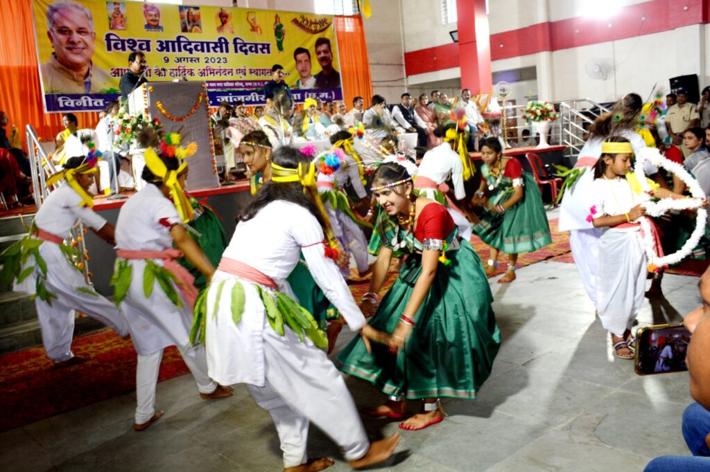 विश्व आदिवासी दिवस पर विधान सभा अध्यक्ष, कलेक्टर, एसपी, जनप्रतिनिधियों सहित विभिन्न आदिवासी समाज प्रमुखों की उपस्थिति में गरिमामय कार्यक्रम आयोजित .. Kshiti Technologies विश्व आदिवासी दिवस पर विधान सभा अध्यक्ष, कलेक्टर, एसपी, जनप्रतिनिधियों सहित विभिन्न आदिवासी समाज प्रमुखों की उपस्थिति में गरिमामय कार्यक्रम आयोजित .. Kshiti Technologies