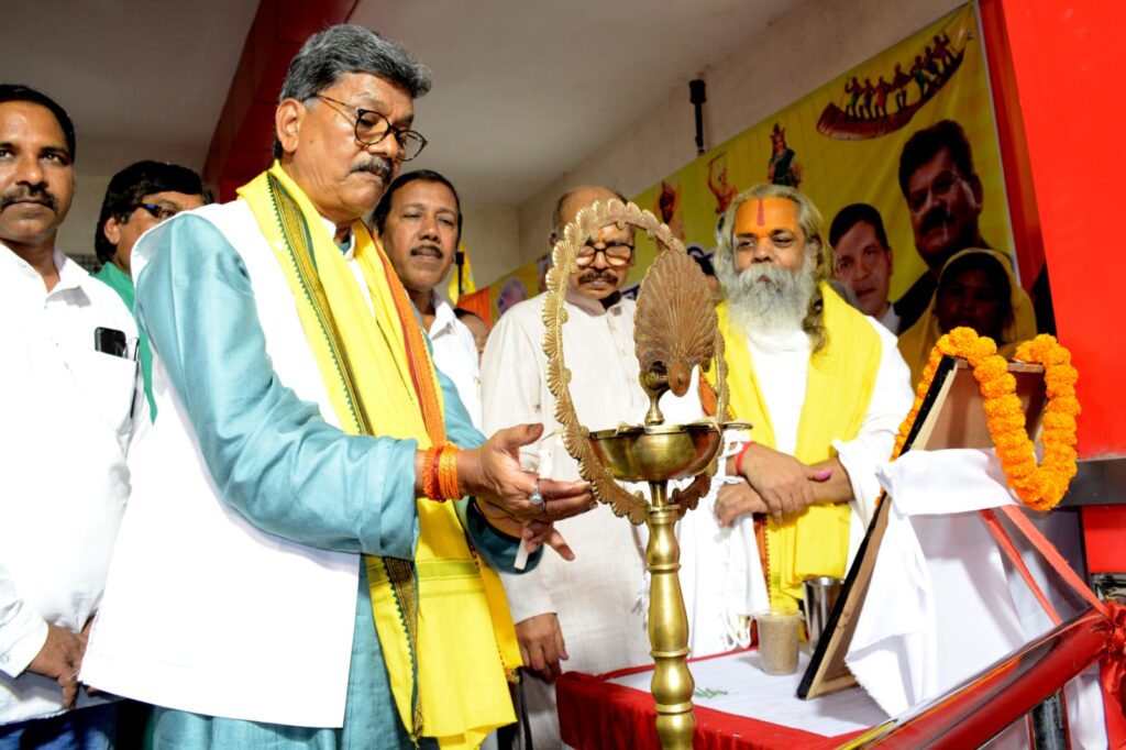 विश्व आदिवासी दिवस पर विधान सभा अध्यक्ष, कलेक्टर, एसपी, जनप्रतिनिधियों सहित विभिन्न आदिवासी समाज प्रमुखों की उपस्थिति में गरिमामय कार्यक्रम आयोजित .. Kshiti Technologies विश्व आदिवासी दिवस पर विधान सभा अध्यक्ष, कलेक्टर, एसपी, जनप्रतिनिधियों सहित विभिन्न आदिवासी समाज प्रमुखों की उपस्थिति में गरिमामय कार्यक्रम आयोजित .. Kshiti Technologies
