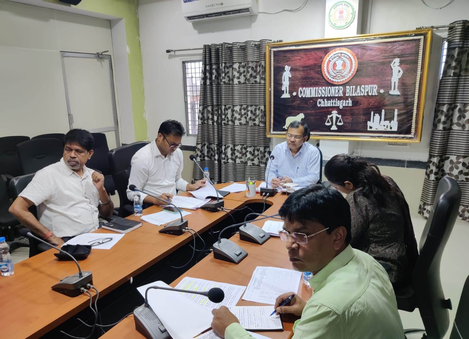 आवारा पशुओं को सड़क से दूर रखने जारी अभियान की कमिश्नर श्री कुंजाम ने की समीक्षा .. Kshiti Technologies