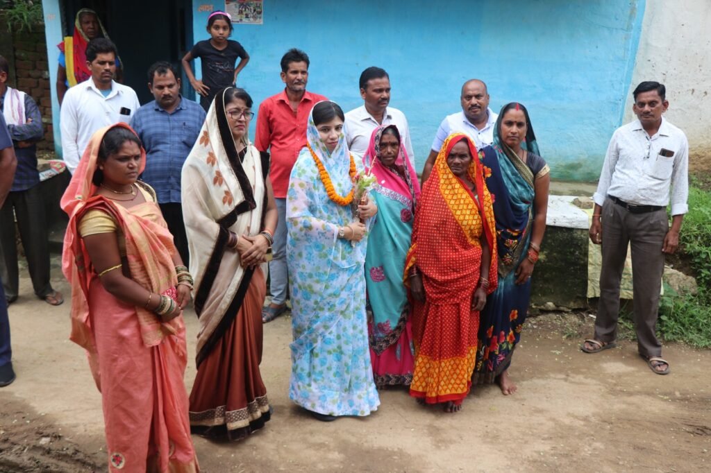 चंद्रपुर विधानसभा के ग्रामीण क्षेत्रों में संयोगिता युद्धवीर सिंह जूदेव के साथ रामकुमार गवेल एवं श्रीमती गीता गवेल का जनसंपर्क अभियान जारी .. Kshiti Technologies