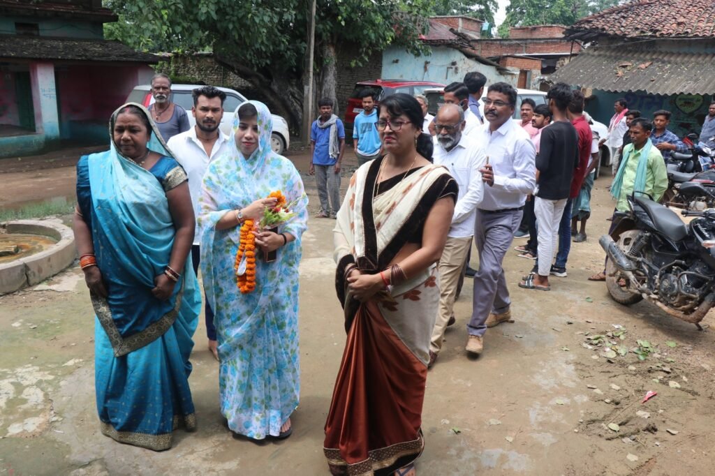चंद्रपुर विधानसभा के ग्रामीण क्षेत्रों में संयोगिता युद्धवीर सिंह जूदेव के साथ रामकुमार गवेल एवं श्रीमती गीता गवेल का जनसंपर्क अभियान जारी .. Kshiti Technologies