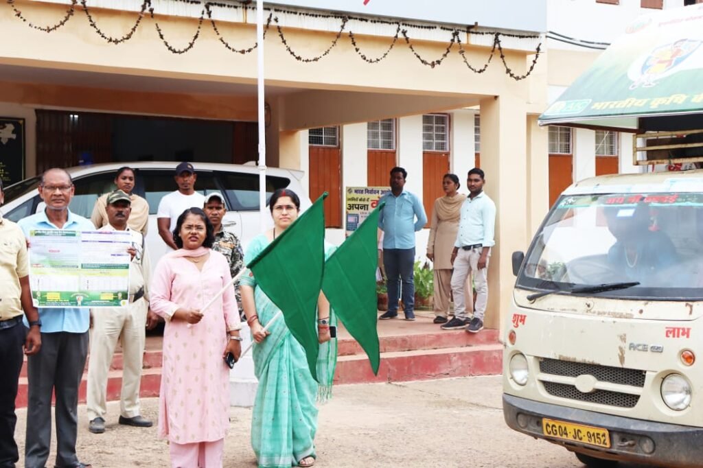 वरिष्ठ कृषि विकास अधिकारी सक्ती ने फसल बीमा जागरूकता रथ को हरी झंडी दिखाकर किया रवाना .. Kshiti Technologies वरिष्ठ कृषि विकास अधिकारी सक्ती ने फसल बीमा जागरूकता रथ को हरी झंडी दिखाकर किया रवाना .. Kshiti Technologies