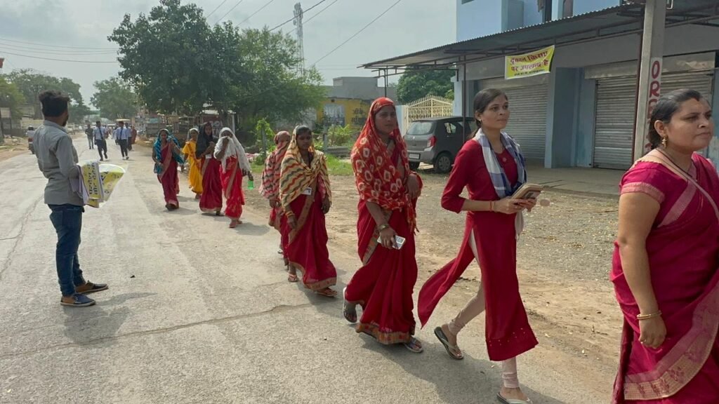 15 किलोमीटर तक मानव श्रृंखला बनाकर दिया गया मतदान का संदेश .. Kshiti Technologies