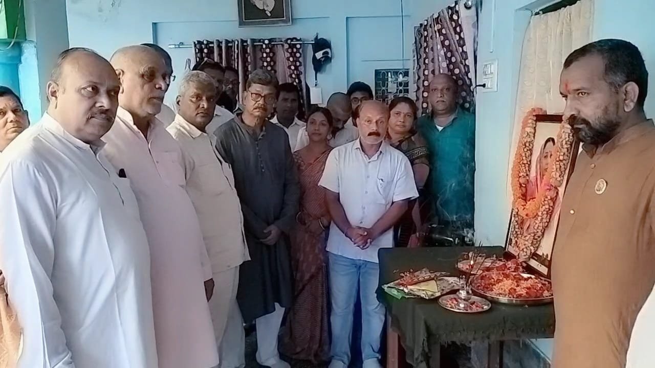 विधानसभा अध्यक्ष डॉ चरणदास महंत ग्राम पोरथा में कामता प्रसाद राठौर के निवास पहुंचकर स्व कुमुद देवी राठौर को श्रद्धांजलि दी .. Kshiti Technologies