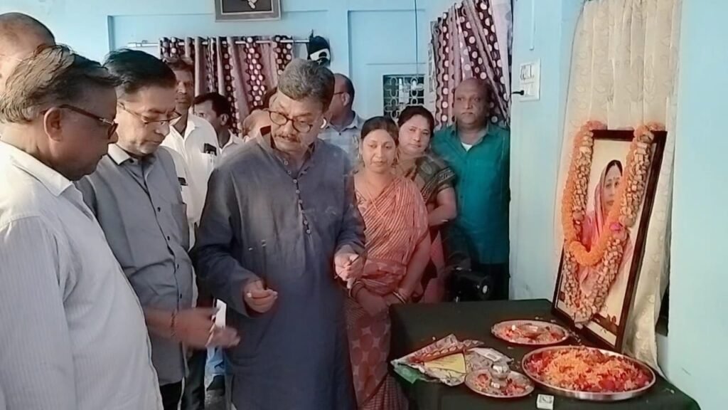 विधानसभा अध्यक्ष डॉ चरणदास महंत ग्राम पोरथा में कामता प्रसाद राठौर के निवास पहुंचकर स्व कुमुद देवी राठौर को श्रद्धांजलि दी .. Kshiti Technologies