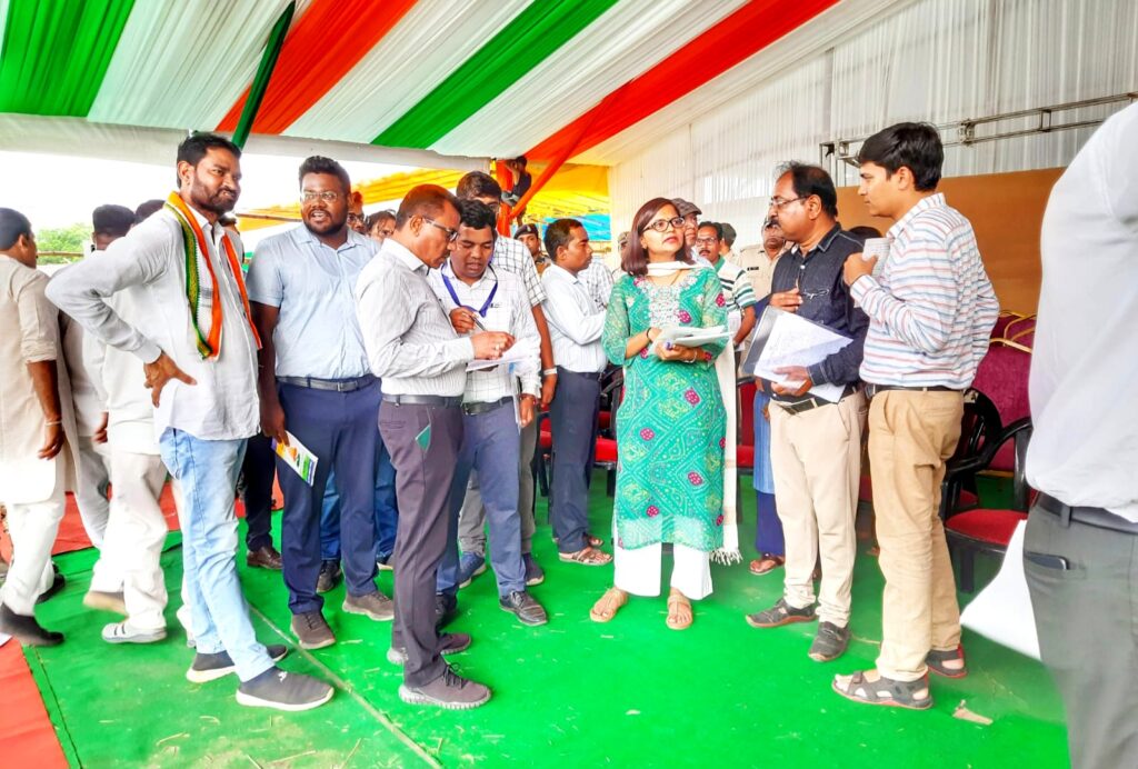 विधानसभा अध्यक्ष डॉ चरणदास महंत, प्रभारी मंत्री जयसिंह अग्रवाल, कलेक्टर ऋचा प्रकाश चौधरी, एसपी विजय अग्रवाल सहित जनप्रतिनिधियों ने "भरोसे का सम्मेलन" कार्यक्रम स्थल का लिया जायजा .. Kshiti Technologies विधानसभा अध्यक्ष डॉ चरणदास महंत, प्रभारी मंत्री जयसिंह अग्रवाल, कलेक्टर ऋचा प्रकाश चौधरी, एसपी विजय अग्रवाल सहित जनप्रतिनिधियों ने "भरोसे का सम्मेलन" कार्यक्रम स्थल का लिया जायजा .. Kshiti Technologies