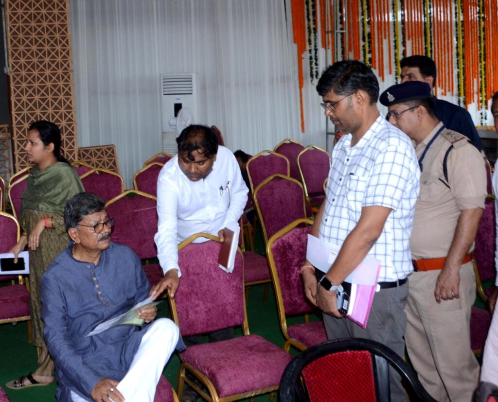 विधानसभा अध्यक्ष डॉ चरणदास महंत, प्रभारी मंत्री जयसिंह अग्रवाल, कलेक्टर ऋचा प्रकाश चौधरी, एसपी विजय अग्रवाल सहित जनप्रतिनिधियों ने "भरोसे का सम्मेलन" कार्यक्रम स्थल का लिया जायजा .. Kshiti Technologies विधानसभा अध्यक्ष डॉ चरणदास महंत, प्रभारी मंत्री जयसिंह अग्रवाल, कलेक्टर ऋचा प्रकाश चौधरी, एसपी विजय अग्रवाल सहित जनप्रतिनिधियों ने "भरोसे का सम्मेलन" कार्यक्रम स्थल का लिया जायजा .. Kshiti Technologies