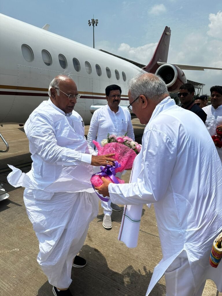 मुख्यमंत्री भूपेश बघेल ने नेता प्रतिपक्ष राज्यसभा मल्लिकार्जुन खड़गे का रायपुर एयरपोर्ट पहुंचने पर किया आत्मीय स्वागत .. Kshiti Technologies मुख्यमंत्री भूपेश बघेल ने नेता प्रतिपक्ष राज्यसभा मल्लिकार्जुन खड़गे का रायपुर एयरपोर्ट पहुंचने पर किया आत्मीय स्वागत .. Kshiti Technologies