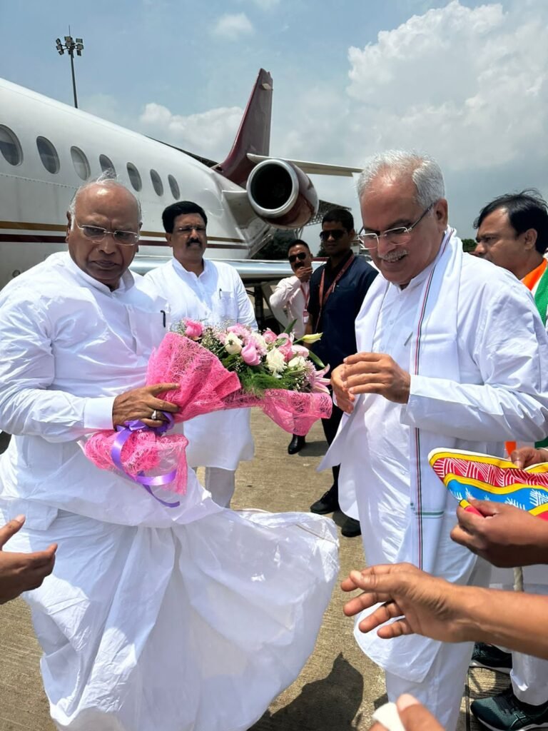 मुख्यमंत्री भूपेश बघेल ने नेता प्रतिपक्ष राज्यसभा मल्लिकार्जुन खड़गे का रायपुर एयरपोर्ट पहुंचने पर किया आत्मीय स्वागत .. Kshiti Technologies मुख्यमंत्री भूपेश बघेल ने नेता प्रतिपक्ष राज्यसभा मल्लिकार्जुन खड़गे का रायपुर एयरपोर्ट पहुंचने पर किया आत्मीय स्वागत .. Kshiti Technologies