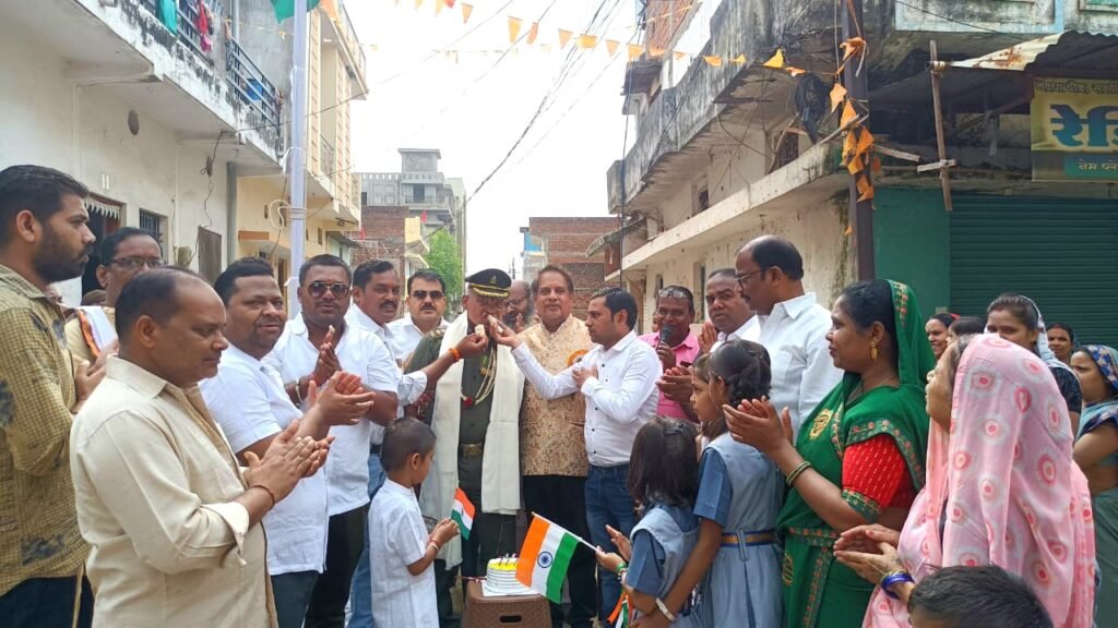 पावन स्थल नवधा चौक में सेना के पूर्व कप्तान चेकराम साहू के द्वारा किया गया ध्वजारोहण .. Kshiti Technologies पावन स्थल नवधा चौक में सेना के पूर्व कप्तान चेकराम साहू के द्वारा किया गया ध्वजारोहण .. Kshiti Technologies