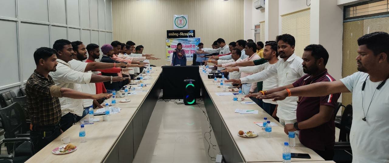 कलेक्टर डॉ. फरिहा आलम सिद्दीकी ने पत्रकारों को अनिवार्य मतदान की शपथ दिलाई .. Kshiti Technologies कलेक्टर डॉ. फरिहा आलम सिद्दीकी ने पत्रकारों को अनिवार्य मतदान की शपथ दिलाई .. Kshiti Technologies