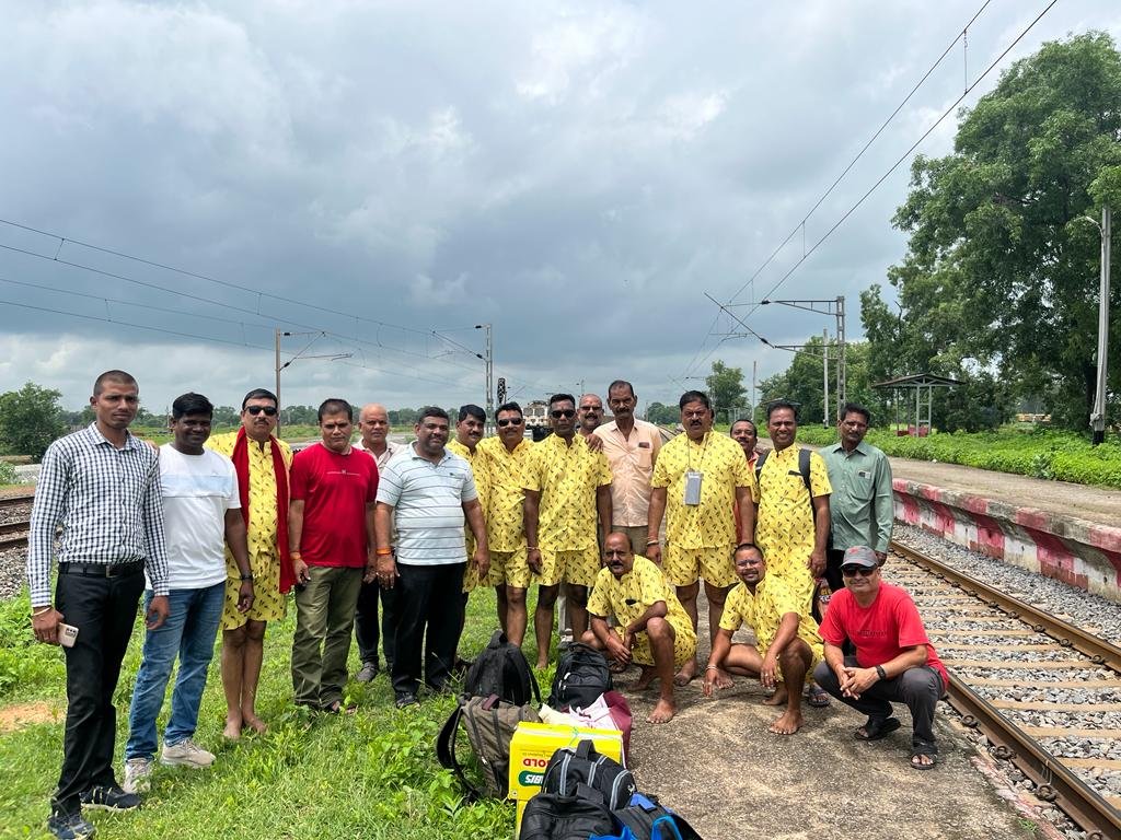 सक्ती विधानसभा क्षेत्र से बाबा बैजनाथ धाम जाने वाले श्रद्धालुओं को रेलवे स्टेशन जेठा से ट्रेन में बिठाकर गिरधर जायसवाल एवं पिंटू ठाकुर ने सभी यात्रियों को यात्रा की दि शुभकामनाएं .. Kshiti Technologies सक्ती विधानसभा क्षेत्र से बाबा बैजनाथ धाम जाने वाले श्रद्धालुओं को रेलवे स्टेशन जेठा से ट्रेन में बिठाकर गिरधर जायसवाल एवं पिंटू ठाकुर ने सभी यात्रियों को यात्रा की दि शुभकामनाएं .. Kshiti Technologies