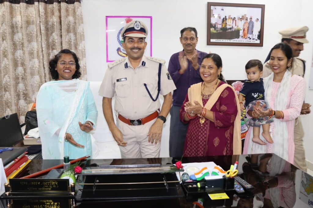 एस पी आहिरे के एस एस पी बनने पर स्टार सेरेमनी में लोगों ने दी बधाईयां .. Kshiti Technologies एस पी आहिरे के एस एस पी बनने पर स्टार सेरेमनी में लोगों ने दी बधाईयां .. Kshiti Technologies