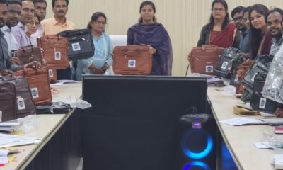 कलेक्टर डॉ. फरिहा आलम सिद्दीकी सहित जिले के अधिकारियों ने कलेक्टोरेट सभाकक्ष में जिले के छिंद रीपा से निर्मित बैगों की खरीदी की .. Kshiti Technologies