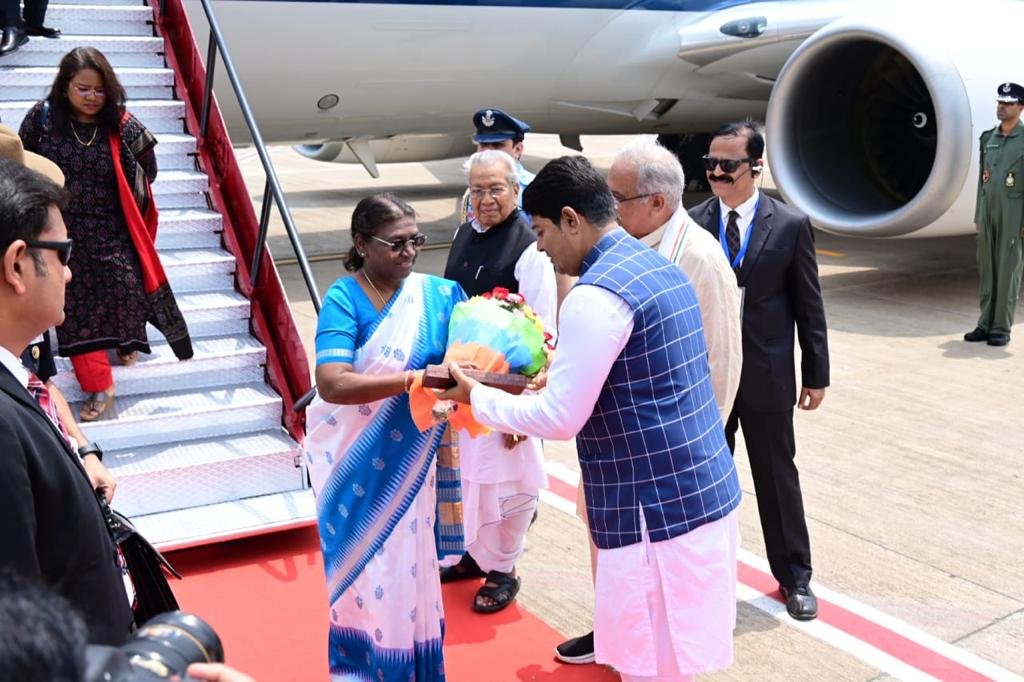राष्ट्रपति श्रीमती द्रौपदी मुर्मु अपने दो दिवसीय छत्तीसगढ़ प्रवास पर आज राजधानी रायपुर के स्वामी विवेकानंद विमानतल पहुँची .. Kshiti Technologies राष्ट्रपति श्रीमती द्रौपदी मुर्मु अपने दो दिवसीय छत्तीसगढ़ प्रवास पर आज राजधानी रायपुर के स्वामी विवेकानंद विमानतल पहुँची .. Kshiti Technologies