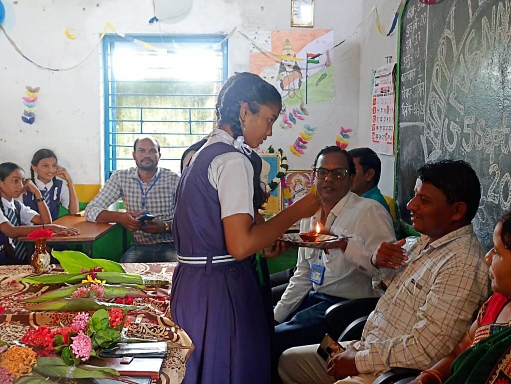 शासकीय पूर्व माध्यमिक विद्यालय नवापाराकला में शिक्षक दिवस बड़े धूम धाम के साथ मनाया गया .. Kshiti Technologies शासकीय पूर्व माध्यमिक विद्यालय नवापाराकला में शिक्षक दिवस बड़े धूम धाम के साथ मनाया गया .. Kshiti Technologies