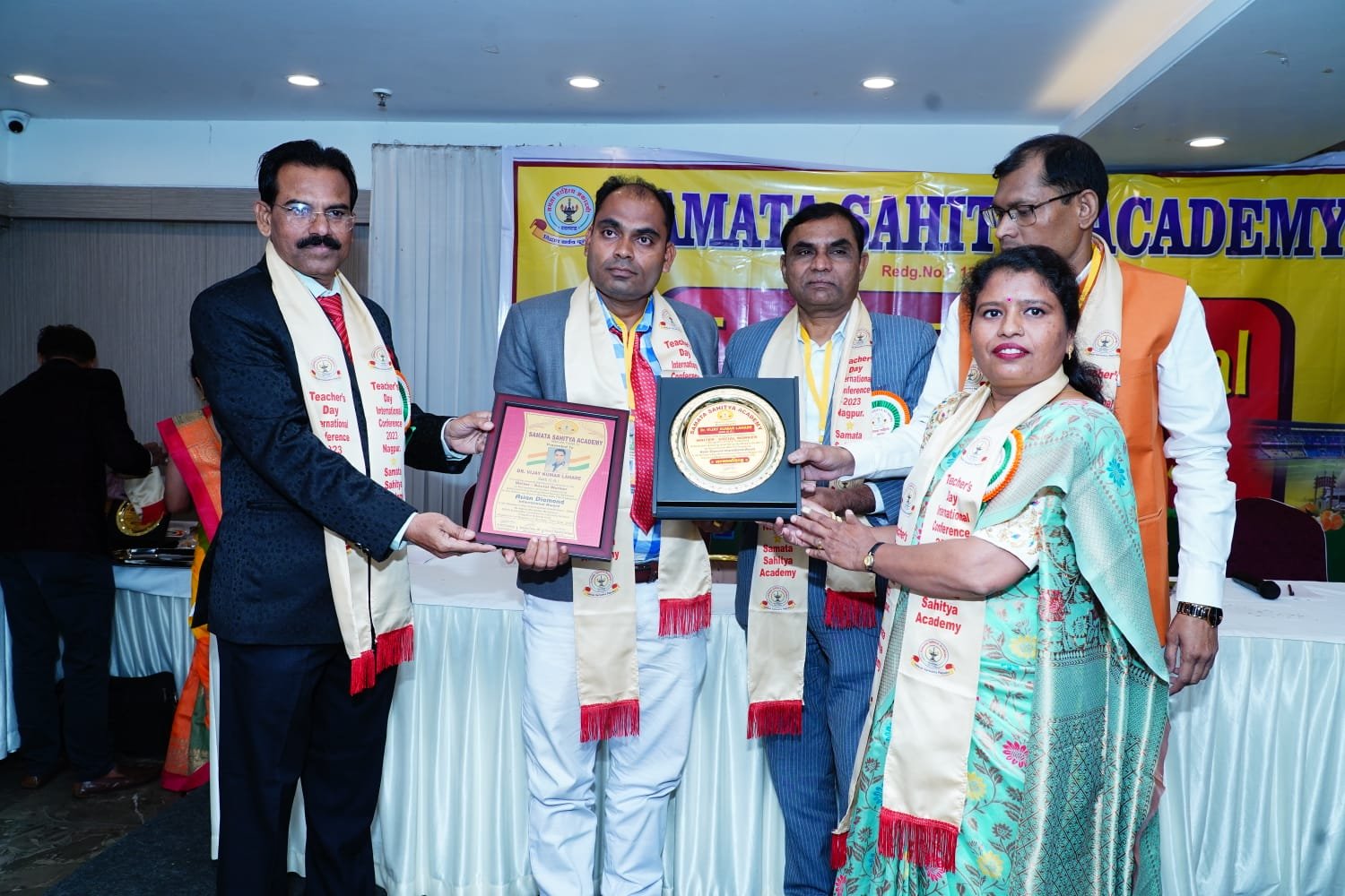 एशियन डायमंड अंतराष्ट्रीय अवार्ड के तहत नागपुर के होटल द्वारिका माई में डॉक्टर विजय लहरे को किया गया सम्मानित .. Kshiti Technologies एशियन डायमंड अंतराष्ट्रीय अवार्ड के तहत नागपुर के होटल द्वारिका माई में डॉक्टर विजय लहरे को किया गया सम्मानित .. Kshiti Technologies