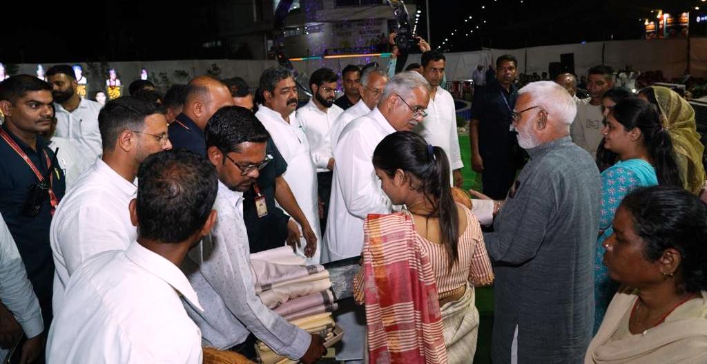 मुख्यमंत्री भूपेश बघेल ने देश के प्रथम प्रधानमंत्री पंडित जवाहर लाल नेहरू की प्रतिमा का किया अनावरण .. Kshiti Technologies मुख्यमंत्री भूपेश बघेल ने देश के प्रथम प्रधानमंत्री पंडित जवाहर लाल नेहरू की प्रतिमा का किया अनावरण .. Kshiti Technologies