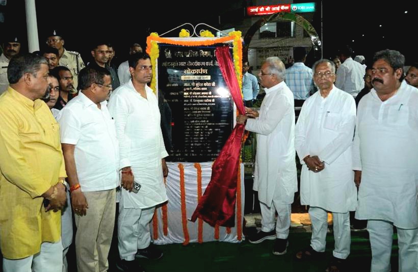मुख्यमंत्री भूपेश बघेल ने देश के प्रथम प्रधानमंत्री पंडित जवाहर लाल नेहरू की प्रतिमा का किया अनावरण .. Kshiti Technologies मुख्यमंत्री भूपेश बघेल ने देश के प्रथम प्रधानमंत्री पंडित जवाहर लाल नेहरू की प्रतिमा का किया अनावरण .. Kshiti Technologies