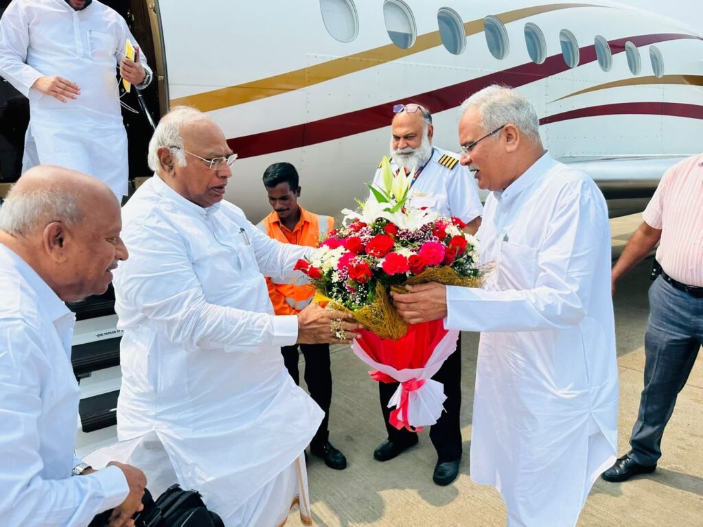 नेताप्रतिपक्ष राज्यसभा मल्लिकार्जुन खड़गे राजधानी रायपुर पहुंचे .. Kshiti Technologies नेताप्रतिपक्ष राज्यसभा मल्लिकार्जुन खड़गे राजधानी रायपुर पहुंचे .. Kshiti Technologies