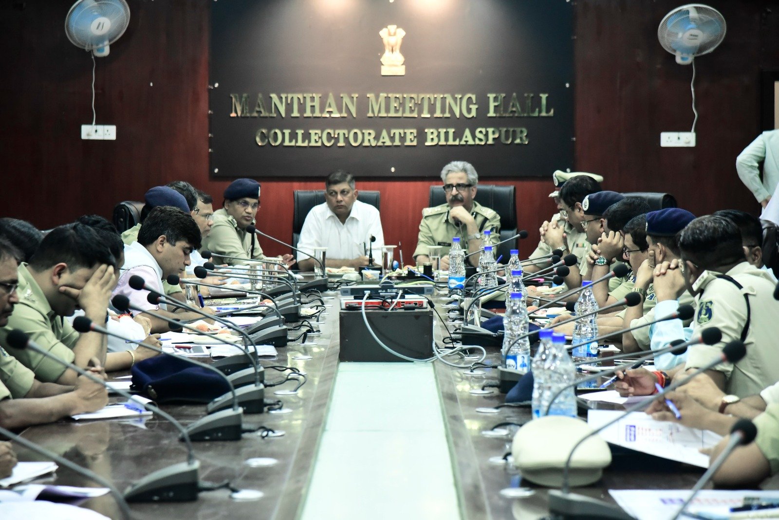 मुख्य सचिव एवं डीजीपी ने प्रशासन व पुलिस के वरिष्ठ अधिकारियों की बैठक लेकर प्रधानमंत्री नरेंद्र मोदी के प्रस्तावित कार्यक्रम के मद्देनजर सुरक्षा एवं अन्य तैयारियों की समीक्षा की .. Kshiti Technologies मुख्य सचिव एवं डीजीपी ने प्रशासन व पुलिस के वरिष्ठ अधिकारियों की बैठक लेकर प्रधानमंत्री नरेंद्र मोदी के प्रस्तावित कार्यक्रम के मद्देनजर सुरक्षा एवं अन्य तैयारियों की समीक्षा की .. Kshiti Technologies