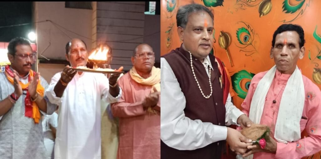 श्री सिद्ध हनुमान मंदिर में १६ वें मंगलवार की महाआरती में सेवानिवृत शिक्षकों के साथ आचार्य मनोज शर्मा हुए शामिल .. Kshiti Technologies श्री सिद्ध हनुमान मंदिर में १६ वें मंगलवार की महाआरती में सेवानिवृत शिक्षकों के साथ आचार्य मनोज शर्मा हुए शामिल .. Kshiti Technologies