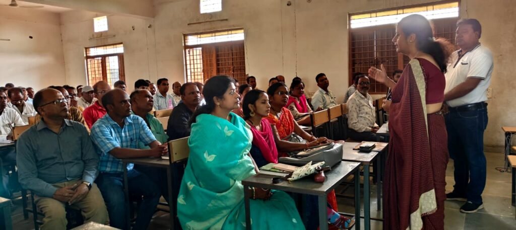 कलेक्टर डॉ. फरिहा आलम सिद्दीकी ने निर्वाचन प्रशिक्षण का किया आकस्मिक निरीक्षण .. Kshiti Technologies