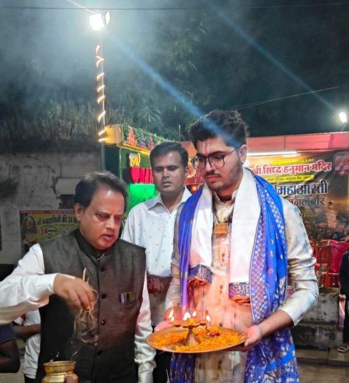 श्री सिद्ध हनुमान मंदिर में २३वें मंगलवार को विजयादशमी की महाआरती में पंडित रामकृष्ण दुबे के साथ संघ परिवार हुआ शामिल .. Kshiti Technologies श्री सिद्ध हनुमान मंदिर में २३वें मंगलवार को विजयादशमी की महाआरती में पंडित रामकृष्ण दुबे के साथ संघ परिवार हुआ शामिल .. Kshiti Technologies