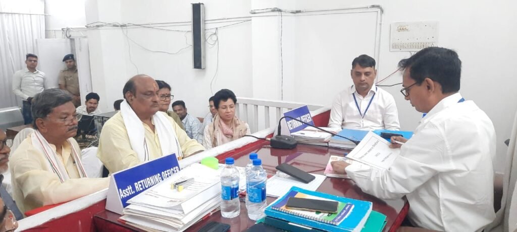 जिले में आज 05 अभ्यर्थियों ने लिए नामांकन पत्र .. Kshiti Technologies जिले में आज 05 अभ्यर्थियों ने लिए नामांकन पत्र .. Kshiti Technologies